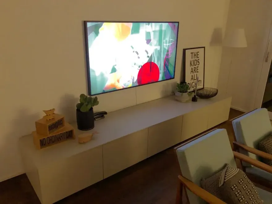 Montierter 65-Zoll-Fernseher